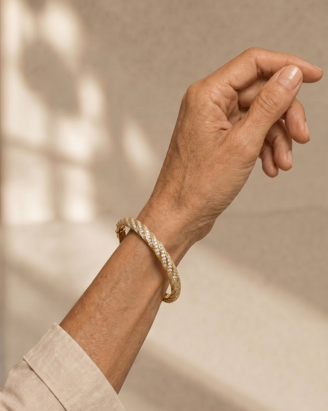 Topazia | Twisted Crystal Inlay Slim Bangle
